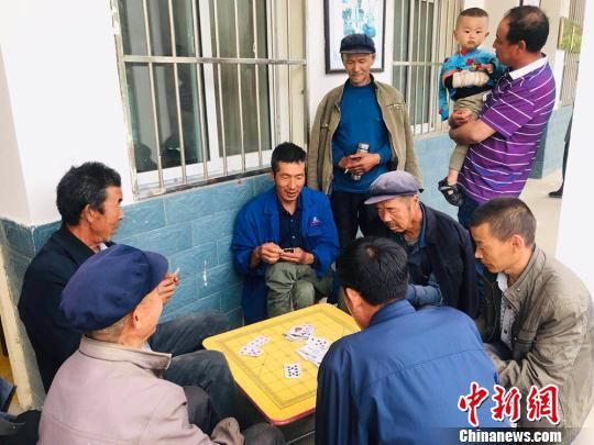 图为老年人“兴趣驿站”中的棋牌组。　艾庆龙 摄