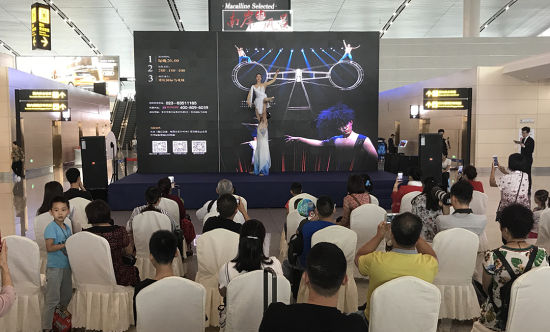 图为重庆杂技团柔术表演《肩上芭蕾》