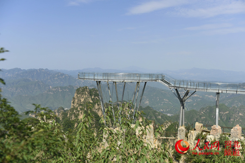 图为狼牙山玻璃栈道.