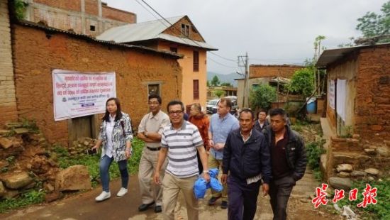 在尼泊尔，武汉市土地利用和城市空间规划研究中心设计团队现场踏勘。(武汉市土地利用和城市空间规划研究中心 供图)