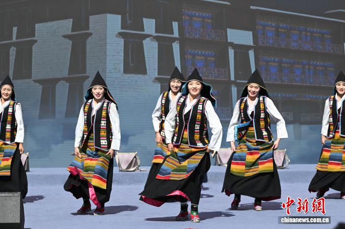 西藏“大地欢歌格桑花演出季”惠民演出绽放基层文化活力