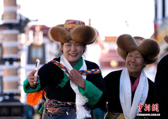 西藏拉萨妇女盛装迎接“仙女节”