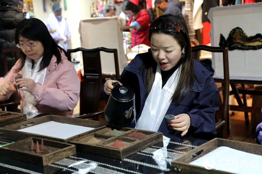 游客在“雅砻里”文化艺术街区非遗展馆体验制作藏香。在工作人员的指导下，游客亲手揉搓香泥、压制成型，感受藏族传统非遗技艺的魅力。人民网记者 吴雨仁摄