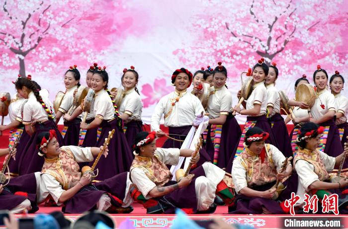 3月28日，西藏林芝第二十届桃花旅游文化节开幕式上的文艺表演。　李林 摄