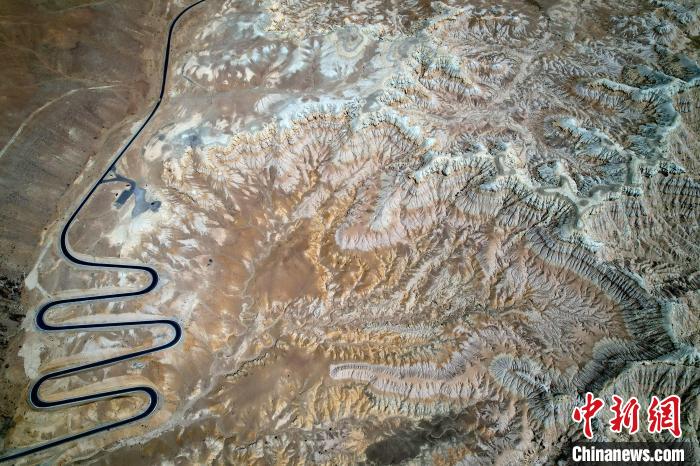 4月5日，西藏阿里札达土林。(无人机照片) 李林 摄