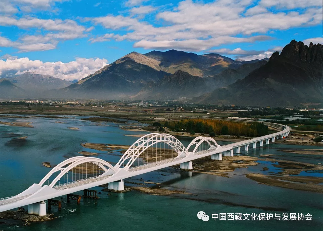 青藏铁路拉萨河大桥.