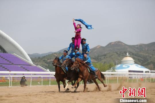 第十一届全国少数民族传统体育运动会马上项目比拼激烈各地选手“炫技”