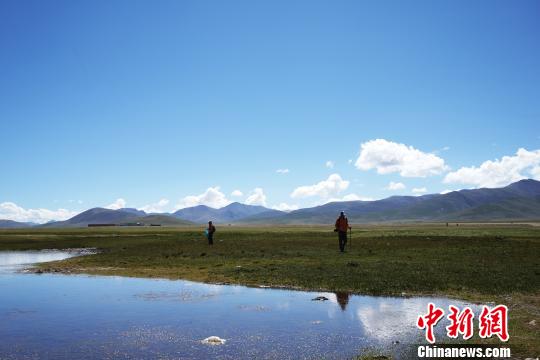 游客体验在藏徒步：一面是雪域美景，一面是城市巨变