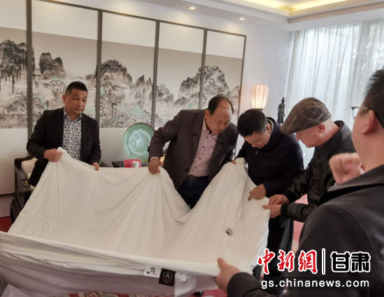 3月4日，宝缦家纺与中国敦煌石窟保护研究基金会携手联名推出“1618飞天蚕丝被”。