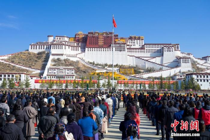 3月28日，西藏各族各界民众聚集在拉萨布达拉宫广场，升国旗、唱国歌，庆祝西藏百万农奴解放纪念日。<a target='_blank' href='http://www.chinanews.com/'><p  align=