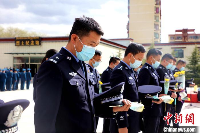 西藏民警清明祭奠：缅怀先烈铸就警魂