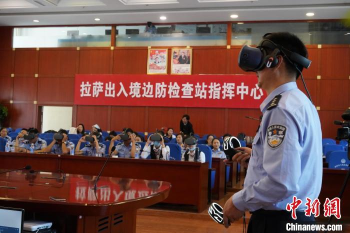 图为移民管理警察、机场工作人员等体验VR学党史。　郇咏 摄