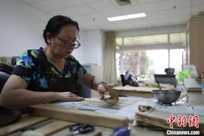 探访古籍修复师：用匠心“医治”古籍在残卷中“复活”文明记忆