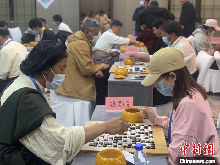 图为参赛选手正在进行藏棋对弈。　谢牧 摄