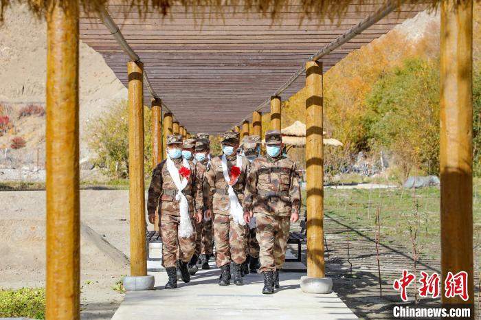 图为什布奇边防连退伍老兵临别前再看一眼连队。　刘晓东 摄