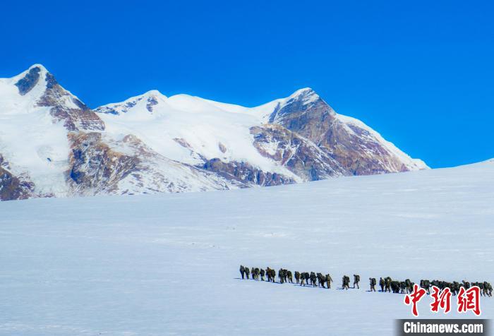 官兵攀爬、翻越、穿行在雪山。　西藏山南军分区某团供图