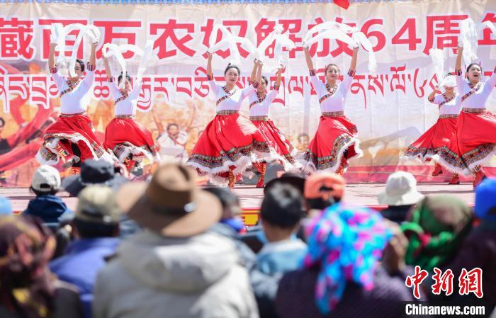 图为墨竹工卡县龙珠岗村，文艺演出现场。　贡嘎来松 摄