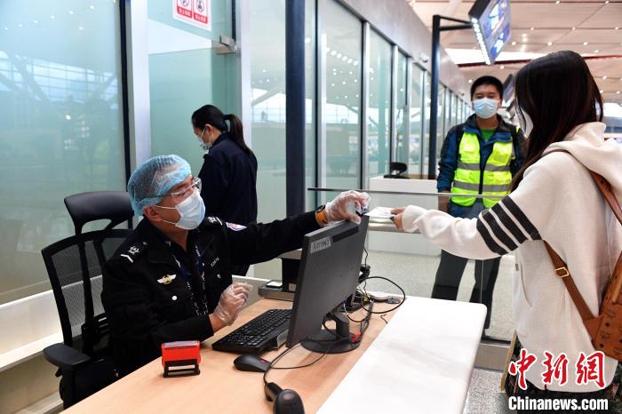 图为旅客检票。　周航 摄