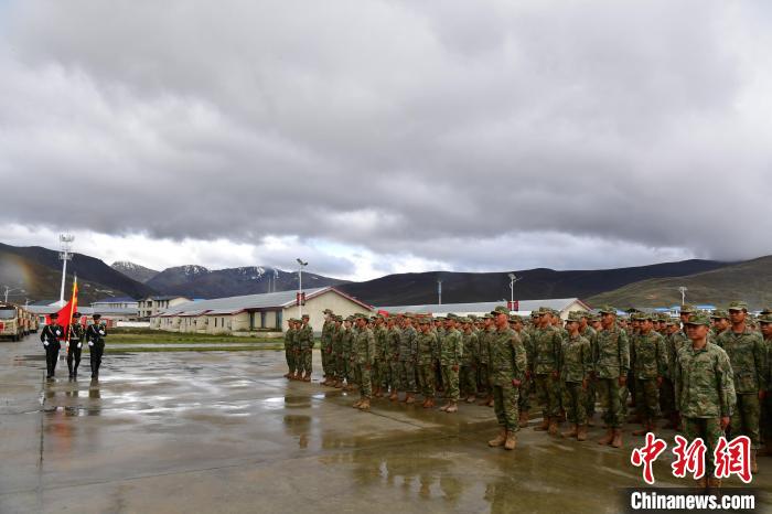 新兵入营仪式现场，远处为尚未消融的积雪。　旦增晋美 摄