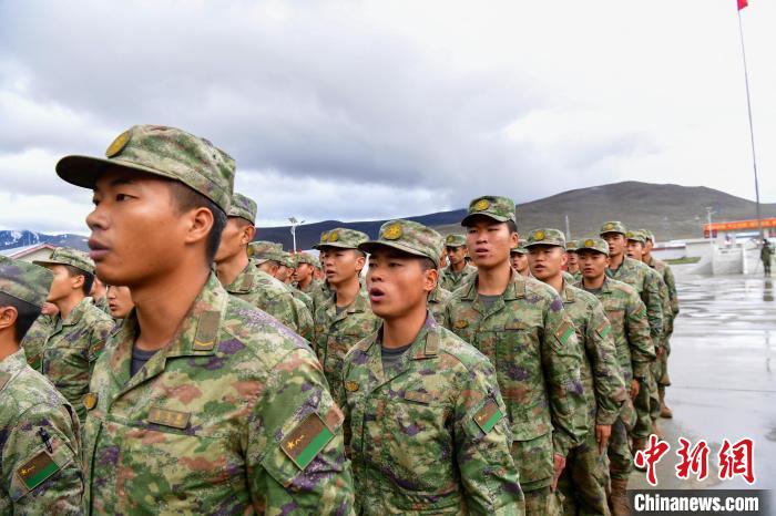 新兵重温军人誓词。　贾治星 摄