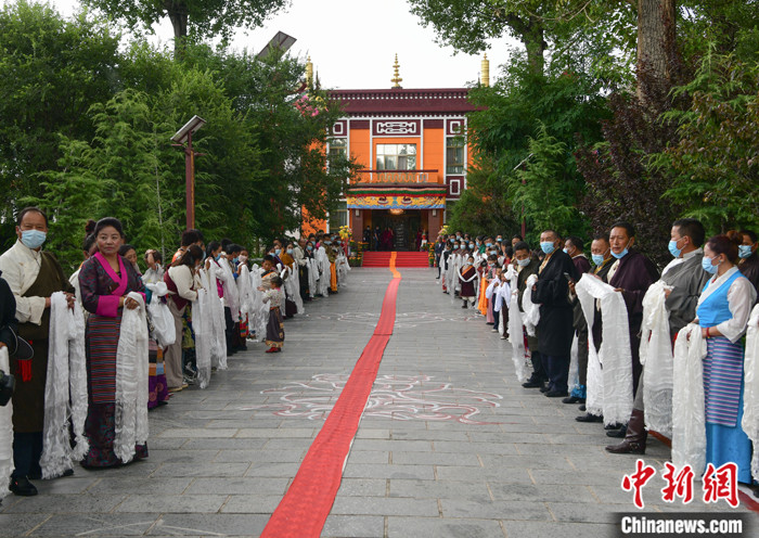 7月30日，在位于拉萨的雪林多吉颇章内，各族各界信众列队欢迎班禅回藏。　<a target='_blank' href='http://www.chinanews.com/'><p  align=