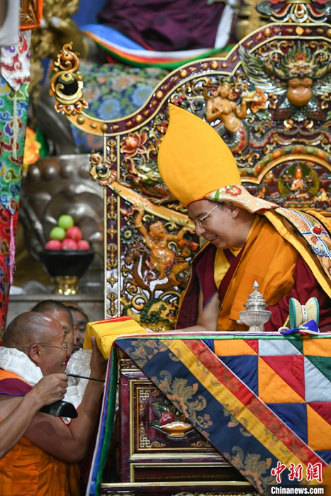 8月23日，班禅来到申扎县色布寺礼佛、讲经，色布寺高僧向班禅敬献经书。<a target='_blank' href='http://www.chinanews.com/'><p  align=