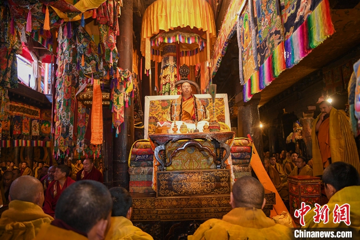 10月27日，扎什伦布寺举行吉祥祈愿法会，庆祝班禅额尔德尼·确吉杰布获得“嘎钦”学位。图为班禅在法会上带领僧人诵经。<a target='_blank' href='http://www.chinanews.com/'><p  align=