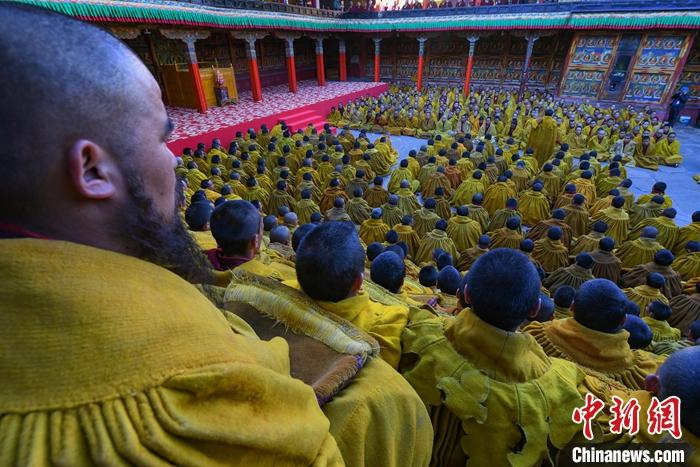 10月26日，班禅在扎什伦布寺参加“嘎钦”学位立宗答辩。图为扎寺僧人在多加大院集体诵经祈福。<a target='_blank' href='http://www.chinanews.com/'><p  align=