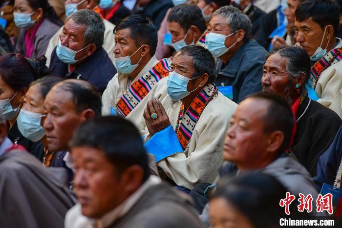 10月26日，信众在扎什伦布寺现场见证班禅参加“嘎钦”学位立宗答辩。<a target='_blank' href='http://www.chinanews.com/'><p  align=