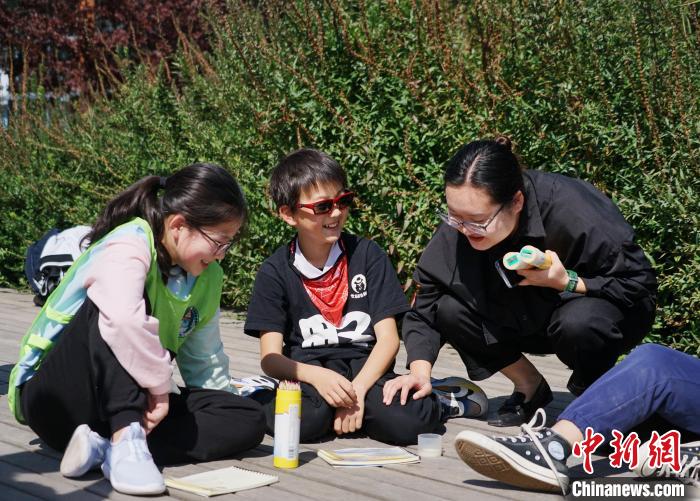 图为小朋友在青海西宁湟水国家湿地公园内认识植物并进行绘画。　马铭言 摄