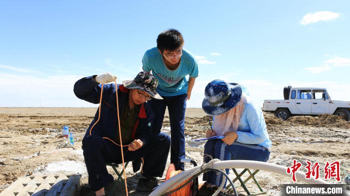 图为专家测量盐湖卤水水位。(资料图) 柴综院 供图