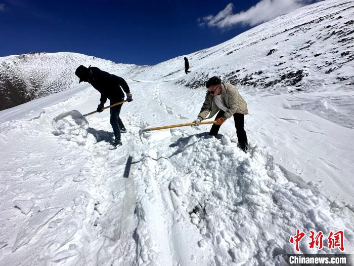 图为生态管护人员在巡护道路上清雪。　丁巴达杰 摄