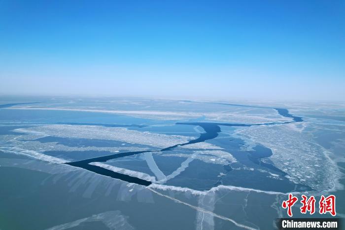 航拍青海湖受大风天气影响出现的冰面裂缝