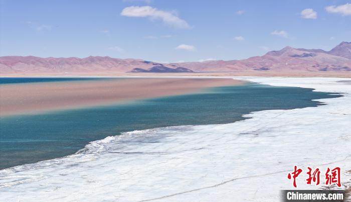 西藏安多错那湖现“鸳鸯火锅”景观