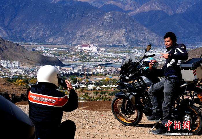 西藏拉萨游客与布达拉宫“同框”