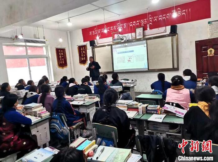 学生在免费辅导班上课。　尼玛初 摄