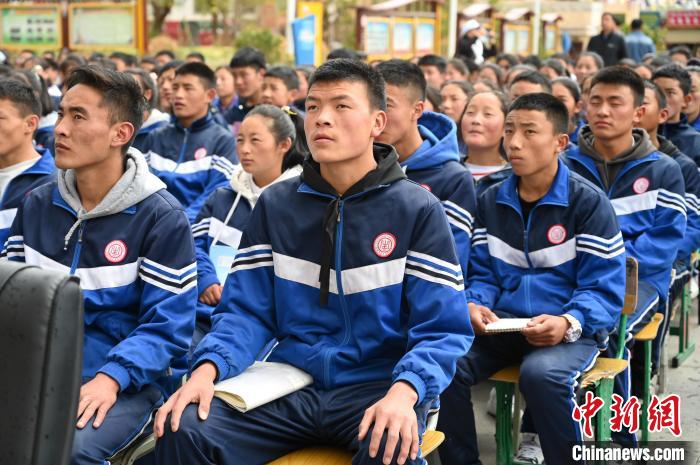 图为昌都市第五高级中学学生参加授课。　赵朗 摄