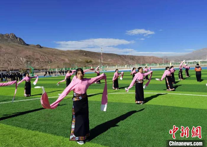 图为青海师范大学附属玉树实验学校学生在绿茵场跳起囊谦古舞—卓根玛。　白劼 摄