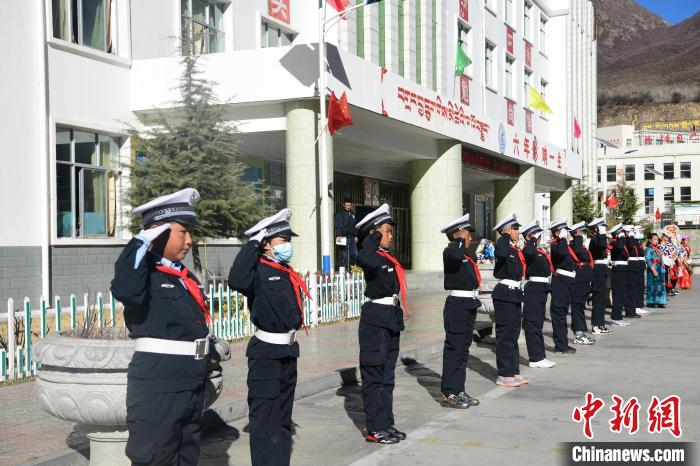 图为加查县安绕镇小学学生争当“小交警”体验交警工作。　贡嘎来松 摄