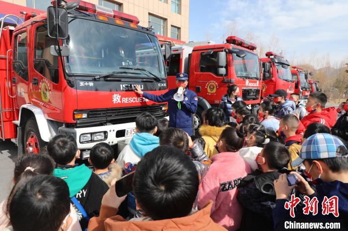 图为消防员向小朋友们讲解消防车。　杨龙建 摄