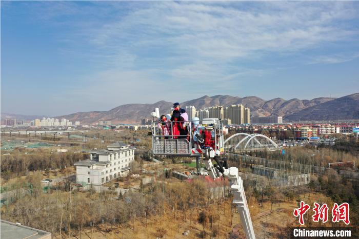 图为小朋友在消防员的陪同下，体验78米登高平台消防车。　杨龙建 摄