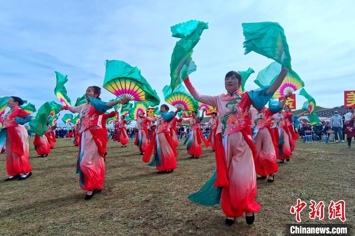 图为当地民众载歌载舞欢迎来宾。　李隽 摄