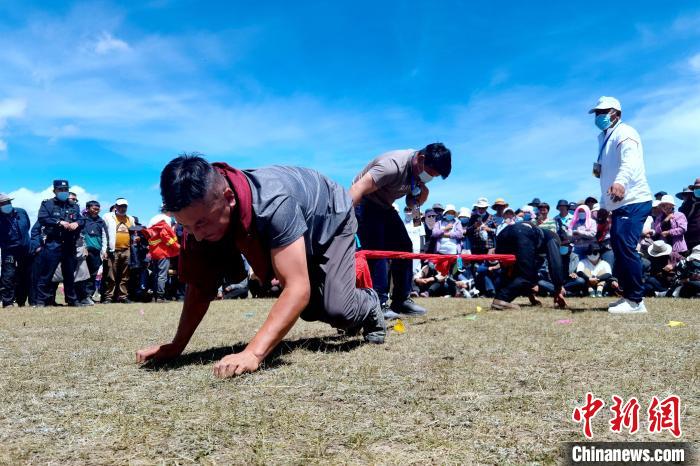 图为当地民众进行押加比赛。　李隽 摄