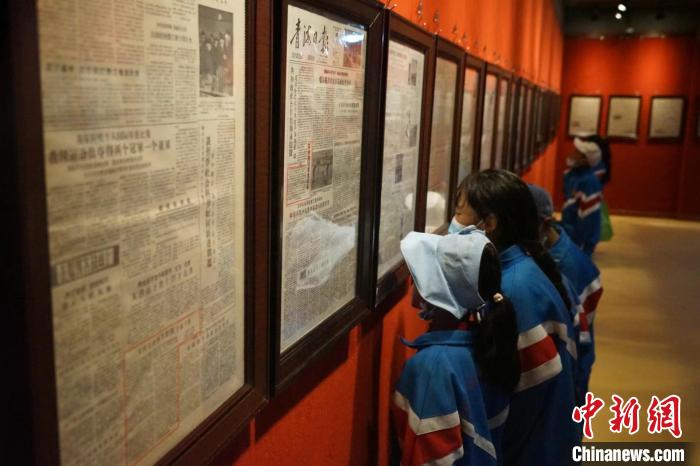 资料图为玉树市第四完小学生参观铸牢中华民族共同体意识主题展。　胡贵龙 摄