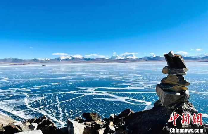 图为普玛江塘乡境内的雪山、冰湖美景。　浪卡子县网信办供图