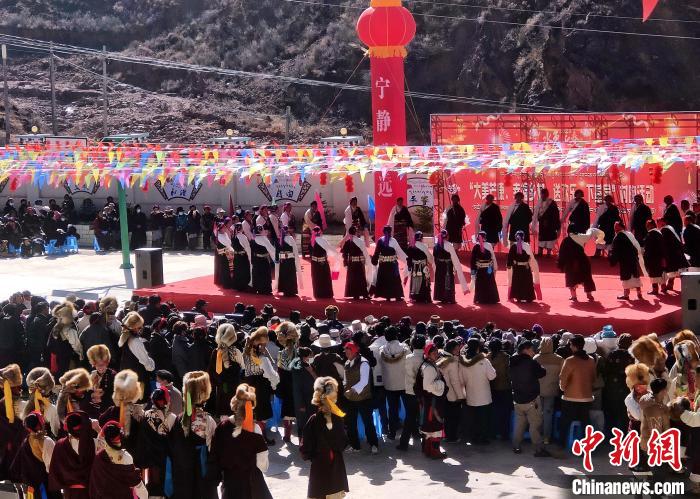 文艺活动全景。　芒康县委宣传部供图