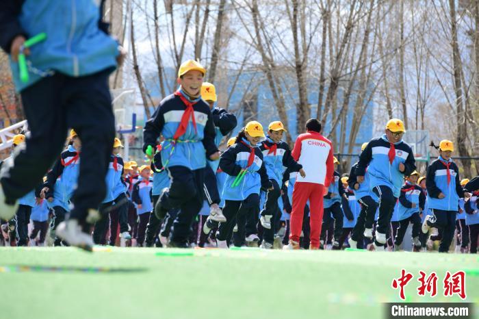 图为学生在跳绳教练齐景龙的指导下做准备运动。　贡嘎来松 摄