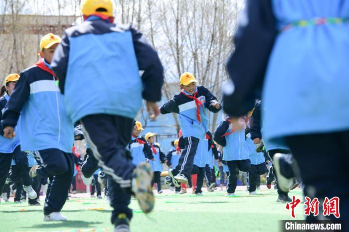 图为学生在跳绳教练齐景龙的指导下做准备运动。　贡嘎来松 摄