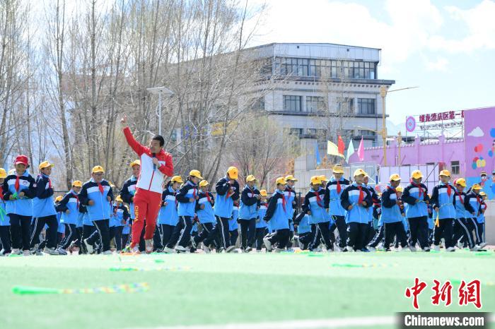 图为学生在跳绳教练齐景龙的指导下做准备运动。　贡嘎来松 摄