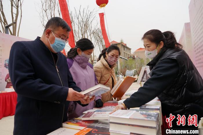 图为民众在活动现场购书。　马铭言 摄